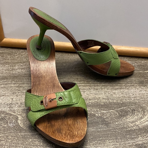 Lite green slip on sandals super cute with a pair of jeans shirt or skirt - Picture 3 of 6